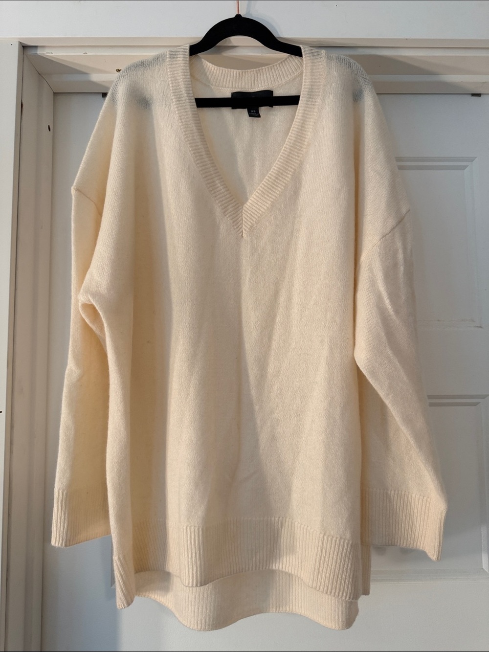 Banana Republic cashmere Cream V-Neck Sweater